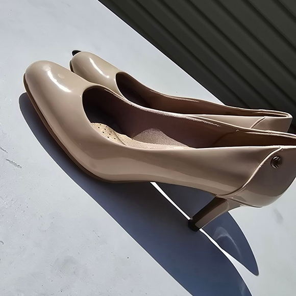Life Stride Beige Patent Heels Women's - Picture 4 of 6